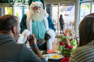 Breakfast-with-Santa-at-The-Florida-Aquarium_900x600.jpg